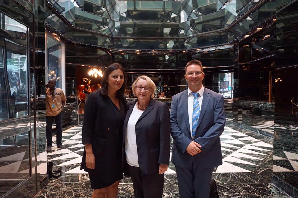 بمساعدة من اصبحت نادية مراد سفيرة؟